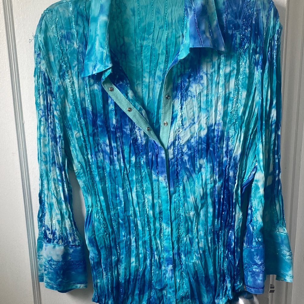 Blue Tie-Dye Pleated Button-Front Women’s Top snaps